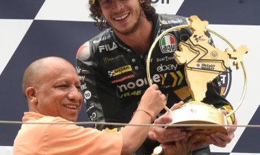 मुख्यमंत्री योगी ने मोटो जीपी की मुख्य रेस का किया अवलोकन, प्रदान की ट्रॉफी