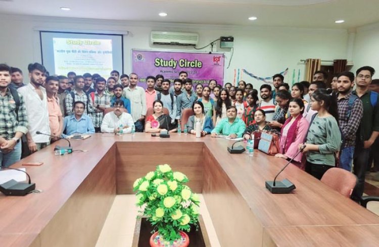 'सोशल मीडिया समाज के लिए हितकारी : पक्ष एवं विपक्ष' पर प्रतियोगिता