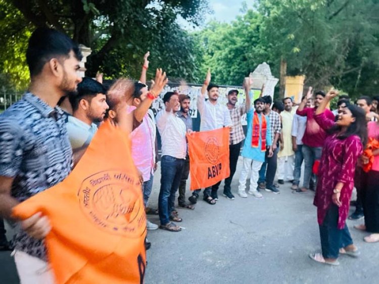दिल्ली विवि छात्रसंघ चुनाव में अभाविप की जीत पर उड़े अबीर गुलाल