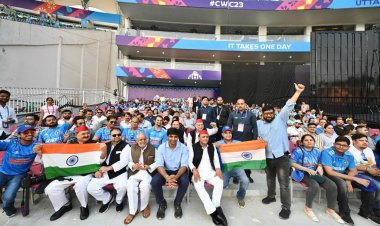 भारत-इंग्लैण्ड मैच देखने इकाना स्टेडियम पहुंचे सपा अध्यक्ष अखिलेश यादव