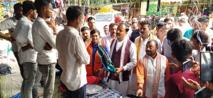 गरीब रेहड़ी पटरी के दुकानदारों का उत्पीड़न बर्दाश्त नहीं : केशव प्रसाद मौर्य