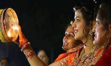 पति के दीर्घ जीवन के लिए महिलाओं ने करवा चौथ का रखा निर्जला व्रत