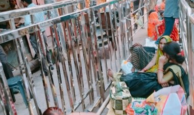 स्वर्णमयी अन्नपूर्णा के दर्शन के लिए उमड़ा जनसैलाब, धनतेरस के पूर्व संध्या से ही महिलाएं कतार में