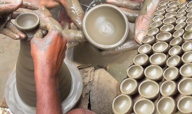 दीपावली स्पेशल: बाजारों में सजे मिट्टी के रंग-बिरंगे दीपक