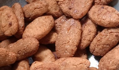 छठ : महत्वपूर्ण प्रसाद ठेकुआ के खुशबू से गमक उठी है गलियां