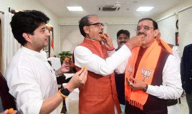 मप्र: भाजपा की प्रचंड जीत पर भाजपा कार्यालय में मना जश्न, पार्टी नेताओं ने कहा- मध्यप्रदेश में चला मोदी मैजिक