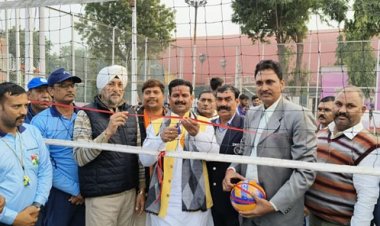मदन मोहन मालवीय स्टेडियम ने जीता मेयर कप वॉलीबाल का उद्घाटन मैच