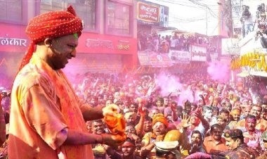 यूपी में होली के रंग निराले, कहीं फूलों की तो कहीं जूतम पैजार होली