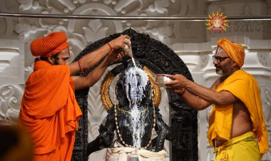 सूर्य की किरणों ने किया श्रीरामलला का 'महामस्तकाभिषेक', हर्षित हुई अयोध्या