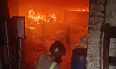 कानपुर: नमकीन कारखाने में शार्ट सर्किट से लगी भीषण आग