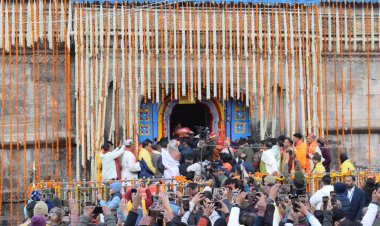 श्री केदारनाथधाम के कपाट छह माह के लिए खुले, हेलिकॉप्टर से बरसाए गए फूल