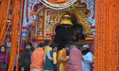 श्रद्धालुओं के जयकारों के बीच बदरीनाथ धाम के कपाट खुले, उत्तराखंड में चारधाम यात्रा की विधिवत शुरुआत