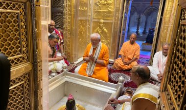 प्रधानमंत्री नरेन्द्र मोदी ने नामांकन की पूर्व संध्या पर वाराणसी में निकाला रोड शो