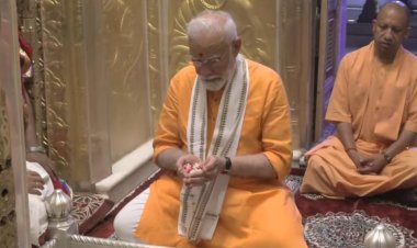 रोडशो के समापन के बाद प्रधानमंत्री नरेन्द्र मोदी ने श्री काशी विश्वनाथ दरबार में लगाई हाजिरी