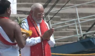 नामांकन से पहले प्रधानमंत्री मोदी ने दशाश्वमेधघाट पर किया गंगा पूजन, दुग्धाभिषेक