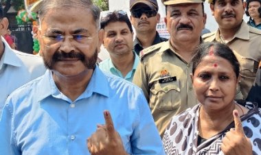 उत्तर प्रदेश के पुलिस महानिदेशक ने पत्नी के साथ मतदान किया