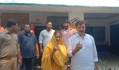 पूर्व सांसद धनंजय सिंह ने पत्नी संग किया मतदान