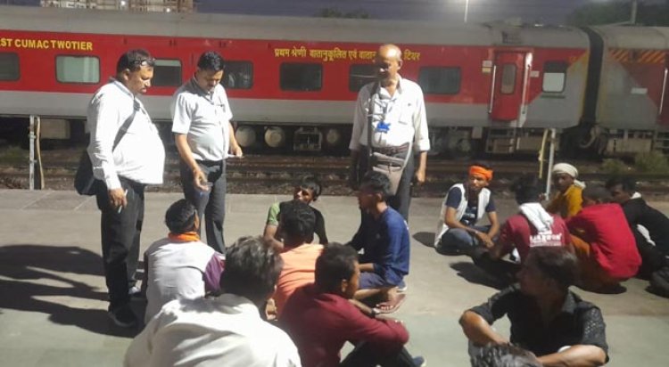 प्रयागराज जंक्शन पर टिकट चेकिंग अभियान में 771 पकड़े गये