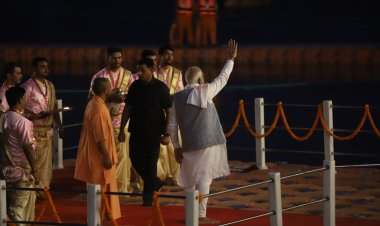 बनारसी अंदाज में गले में गमछा डाले प्रधानमंत्री मोदी ने देखी गंगा आरती