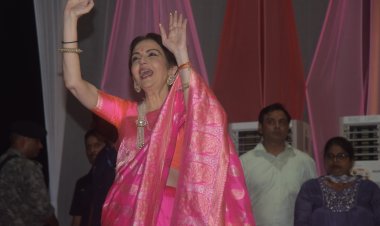 गंगा आरती में शामिल हुई नीता अंबानी, मां गंगा की आरती देख हुईं आह्लादित