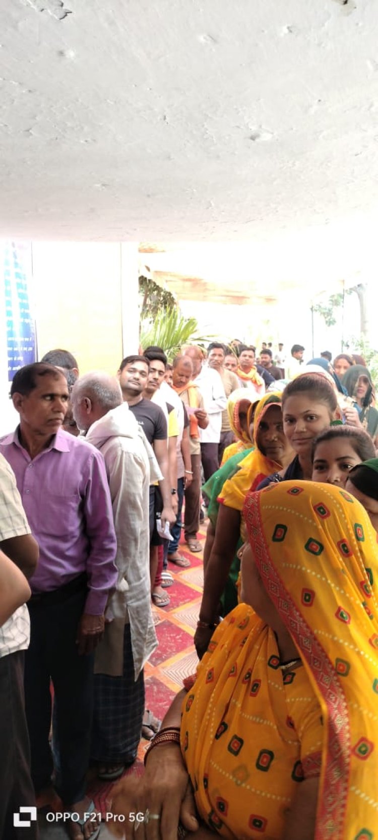 वाराणसी में कड़ी सुरक्षा के बीच मतदान शुरू,बूथों पर कतार