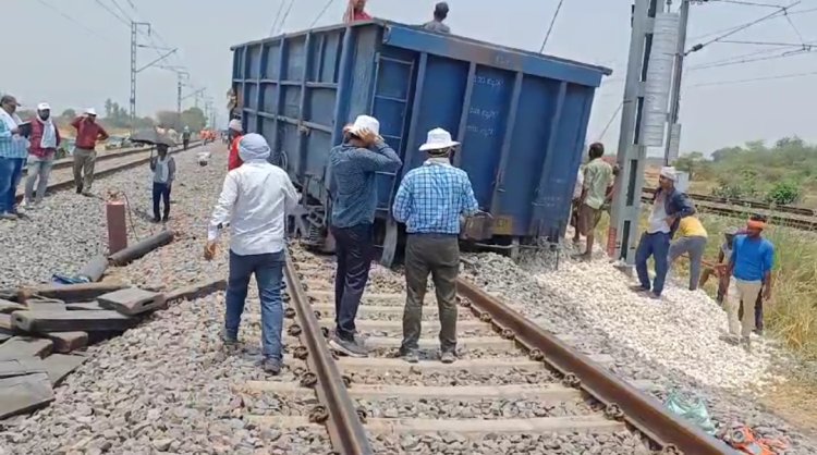 दिल्ली-हावड़ा रूट पर मालगाड़ी डिरेल, बड़ा हादसा टला