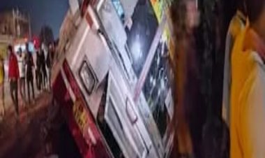 प्रयागराज से गोरखपुर जा रही बस पुलिया से टकराई, नौ यात्री घायल