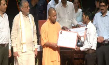 मुख्यमंत्री योगी ने लेखपालों को वितरित किया नियुक्ति पत्र