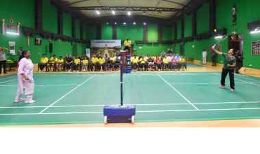 राष्ट्रपति दौपदी मुर्मू के स्मैश शॉट देख रह गईं साइना नेहवाल