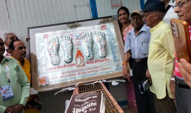 राम-सीता के चरणचिह्न की अनुकृति रामलला को किया समर्पित