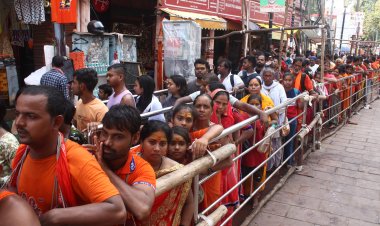 बाबा विश्वनाथ के दरबार में शाम 06 बजे तक ढ़ाई लाख भक्तों ने हाजिरी लगाई