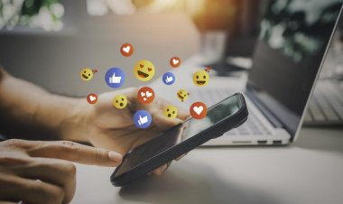 सोशल मीडिया पर स्क्रॉल होती युवाओं की जिंदगी