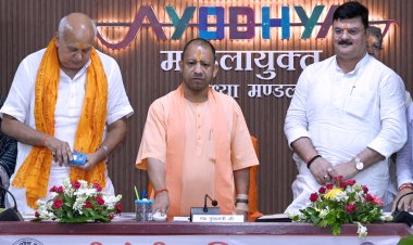 संवाद एवं समन्वय से समस्याओं का निराकरण करें अफसर : मुख्यमंत्री योगी