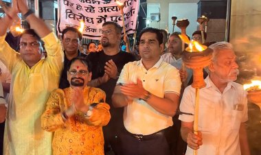 बांग्लादेश में अल्पसंख्यक हिन्दुओं पर अत्याचार के खिलाफ गोल्फ लिंक सोसायटी में प्रदर्शन