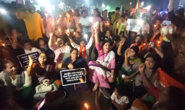 आरजीकर हत्याकांडः आधी रात को पश्चिम बंगाल की सड़कों पर उतरीं महिलाएं, मांगा न्याय