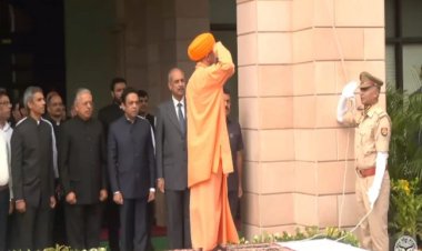 मुख्यमंत्री योगी ने सरकारी आवास पर फहराया तिरंगा, प्रदेशवासियों को दी शुभकामनाएं