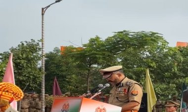 पुलिस मुख्यालय पर पुलिस महानिदेशक ने ध्वजारोहण किया