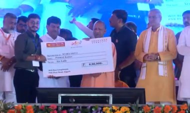 मुख्यमंत्री योगी ने अलीगढ़ में पांच हजार से अधिक युवाओं को बांटे नियुक्ति पत्र