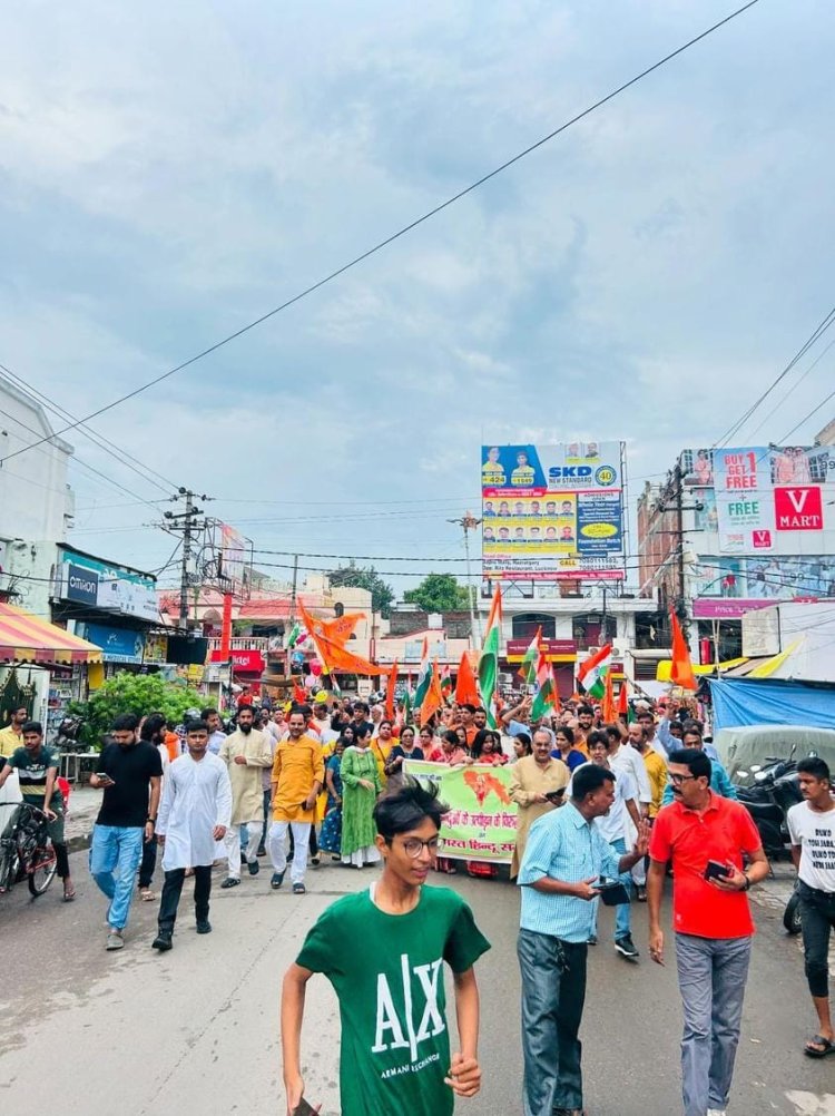 बांग्लादेशी हिंदुओं पर हो रहे अत्याचार के विरोध में हिंदू समाज ने निकाला आक्रोश मार्च