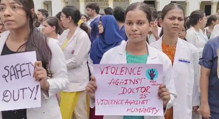 पश्चिम बंगाल में महिला डाॅक्टर से दुष्कर्म व हत्या की घटना में यूपी के रेजीडेंट डाक्टरों का जोरदार प्रदर्शन