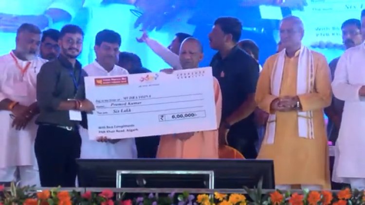 मुख्यमंत्री योगी ने अलीगढ़ में पांच हजार से अधिक युवाओं को बांटे नियुक्ति पत्र