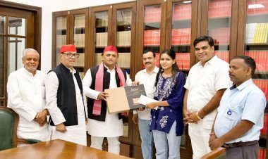 अखिलेश यादव ने छात्रा आरती यादव से मुलाकात कर भेंट किया लैपटॉप