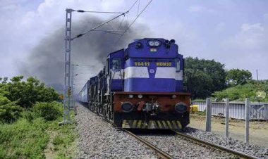 रायबरेली में रेलवे ट्रैक पर मिट्टी का ढेर देख लाेकाे पायलट ने राेकी ट्रेन, हादसा टला