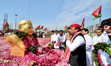 नेताजी मुलायम सिंह यादव की पुण्यतिथि, अखिलेश यादव ने दी श्रद्धांजलि