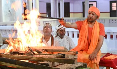 महानिशा पूजन कर सीएम योगी ने की लोकमंगल की प्रार्थना