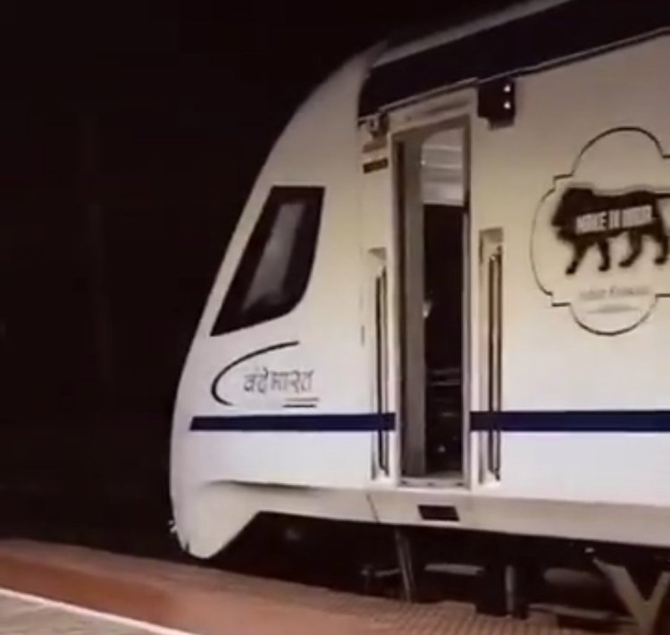 इटावा में वंदे भारत ट्रेन से सांड टकराने से इंजन हुआ फेल, दिल्ली हावड़ा रेल मार्ग एक घंटे रहा बाधित