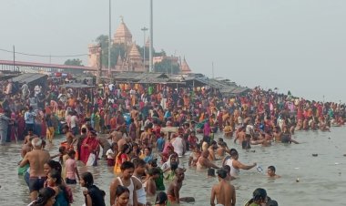 कार्तिक पूर्णिमा को लेकर गंगा घाटों पर उमड़ी श्रद्धालुओं की भीड़, किया गया दीप दान