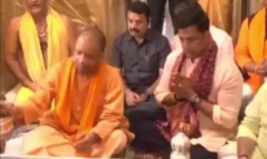 मुख्यमंत्री योगी ने श्री काशी विश्वनाथ मंदिर में किया दर्शन पूजन