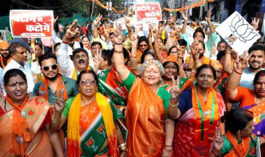 कानपुर में सीसामऊ रोड शो में महिलाओं ने लगाया नारा बटोगे तो कटोगे महिलाओं का छायाचित्र