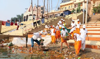 देव दीपावली के बाद नमामि गंगे ने वेदपाठी बटुकों के साथ गंगा तट पर चलाया स्वच्छता अभियान